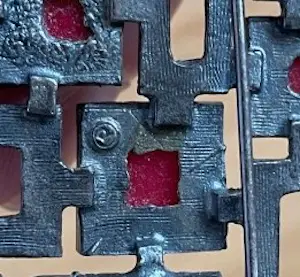 Niet of onleesbaar gesigneerd - Brutalistische metalen broche voorzien van drie geslepen stuks bloedkoraal kopen? Bied vanaf 1!