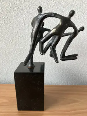 Luise Kött-Gärtner - Prachtig bronzen beeld op zwart marmeren voet. kopen? Bied vanaf 35!