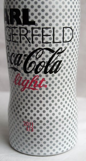 Karl Lagerfeld - Flesje van blik , Coca Cola – 2011 – Limited edition kopen? Bied vanaf 1!