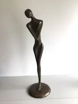 Niet of onleesbaar gesigneerd - Sculptuur “ Elegantie “ gesigneerd kopen? Bied vanaf 10!