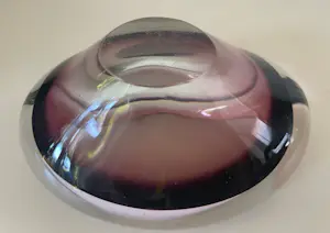 Niet of onleesbaar gesigneerd - Murano - Sommerso paars, roze en witte asbak met rode rand kopen? Bied vanaf 1!
