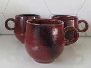 Niet of onleesbaar gesigneerd - Drie steengoed koffiebekers met Sang de Boeuf glazuur gesigneerd HSMP kopen? Bied vanaf 1!