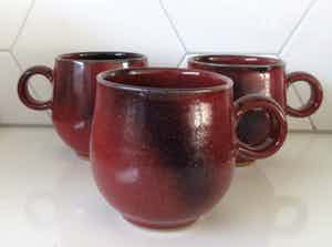 Niet of onleesbaar gesigneerd - Drie steengoed koffiebekers met Sang de Boeuf glazuur gesigneerd HSMP verkocht voor € 1!