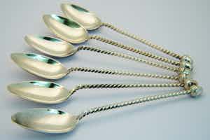 1912 - Zes leuke 2e Geh. Zilveren lepeltjes - getordeerd - 1950 - eikelmotief verkocht voor € 40!