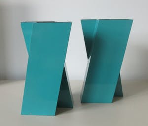 Dick van der Meijden - Twee dubbele geometrische Turqoise aluminium design vazen kopen? Bied vanaf 85!