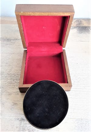 Curiosa - Fraaie 50-jarige kalender: Een vroege, eenvoudige zakkalender met bewaardoosje kopen? Bied vanaf 1!