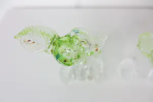 Yvon Trossèl - Zes transparant-groene glazen kaarsenstandaarden met bladmotief kopen? Bied vanaf 125!