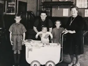 Buy Ben van Meerendonk - originele jaren 50 foto "Amsterdam - familie in cafe Insulindeweg"? Bid from 43!