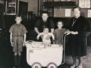 Ben van Meerendonk - originele jaren 50 foto "Amsterdam - familie in cafe Insulindeweg" kaufen? Bieten Sie von 43!