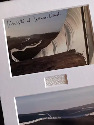 Christo - Running Fence – artcard signed + 1 - met origineel stofstuk kopen? Bied vanaf 390!