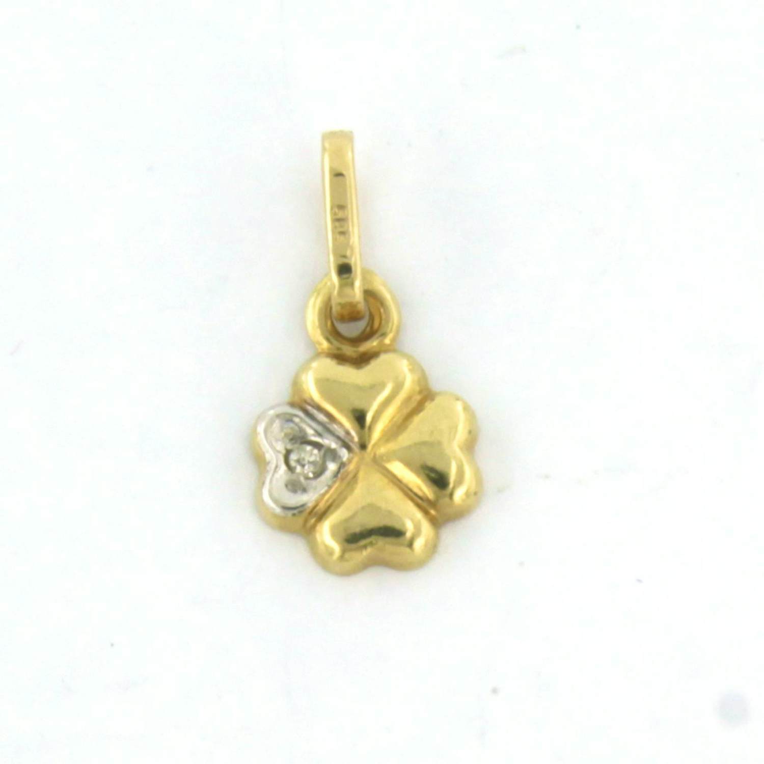 14k bicolor gouden hanger in een vorm van klavertje vier met diamant kopen? Bied vanaf 35!