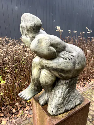 Bart van Hoek - prachtig en vrolijk beeld van zittende vrouw kopen? Bied vanaf 300!