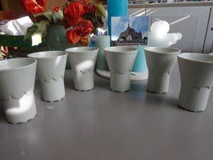 Frans Ottink - 6 witte porselein bekers allen verschillend en in nieuwstaat kopen? Bied vanaf 60!