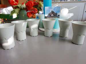 Frans Ottink - 6 witte porselein bekers allen verschillend en in nieuwstaat verkocht voor € 60!