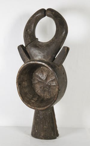 Tchamba - Houten masker van gestileerde koeienkop met rood, geel en wit pigment kopen? Bied vanaf 1!