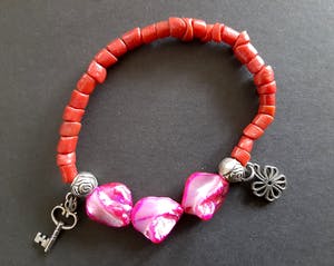 Curiosa - Koraal armband met Biwa parels kopen? Bied vanaf 1!