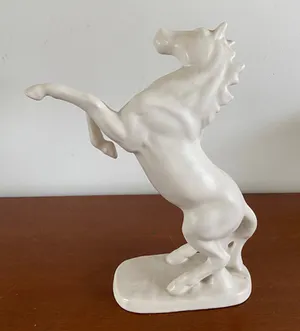 Plateelbakkerij Flora - Mat wit platelen beeld van een steigerend paard kopen? Bied vanaf 1!