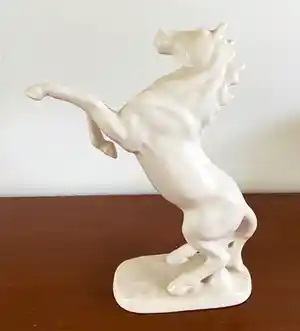 Plateelbakkerij Flora - Mat wit platelen beeld van een steigerend paard verkocht voor € 1!