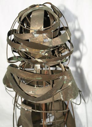 Niet of onleesbaar gesigneerd - Beeld van blik en ijzerdraad, “Koningin” – 34 cm hoog kopen? Bied vanaf 10!