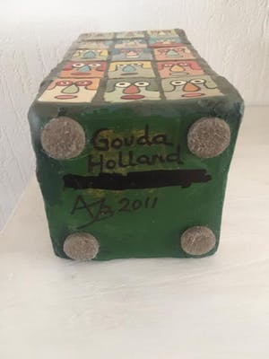 Arie J. Bouter - Blok beton met gekke gezichtjes kopen? Bied vanaf 40!