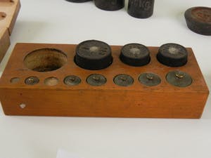 Curiosa - 4 blokken met serie gewichten en 10 losse gewichten kopen? Bied vanaf 1!