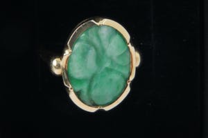 1274 - Aparte 14krt gouden dames ring met handgesneden groene steen (Jade?) kopen? Bied vanaf 85!