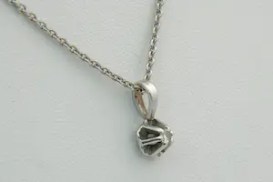 79 - Sierlijk 14 Krt wit-gouden collier met een diamanten solitair hanger(tje) kopen? Bied vanaf 170!