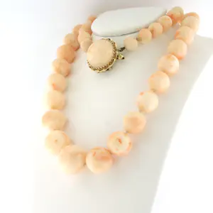 Gele slot met koraal aan een koralen kralen ketting - 55 cm kopen? Bied vanaf 650!