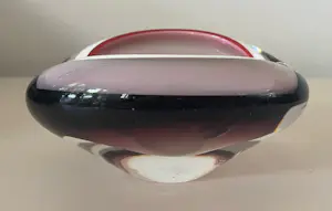 Niet of onleesbaar gesigneerd - Murano - Sommerso paars, roze en witte asbak met rode rand kopen? Bied vanaf 1!