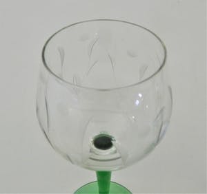 Niet of onleesbaar gesigneerd - 3 vintage Franse wijnglazen met groene voet kopen? Bied vanaf 1!