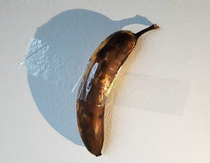 Niet of onleesbaar gesigneerd - Naar Maurizio Cattelan’s “Comedian”, fruitvormig object met tape kopen? Bied vanaf 1!