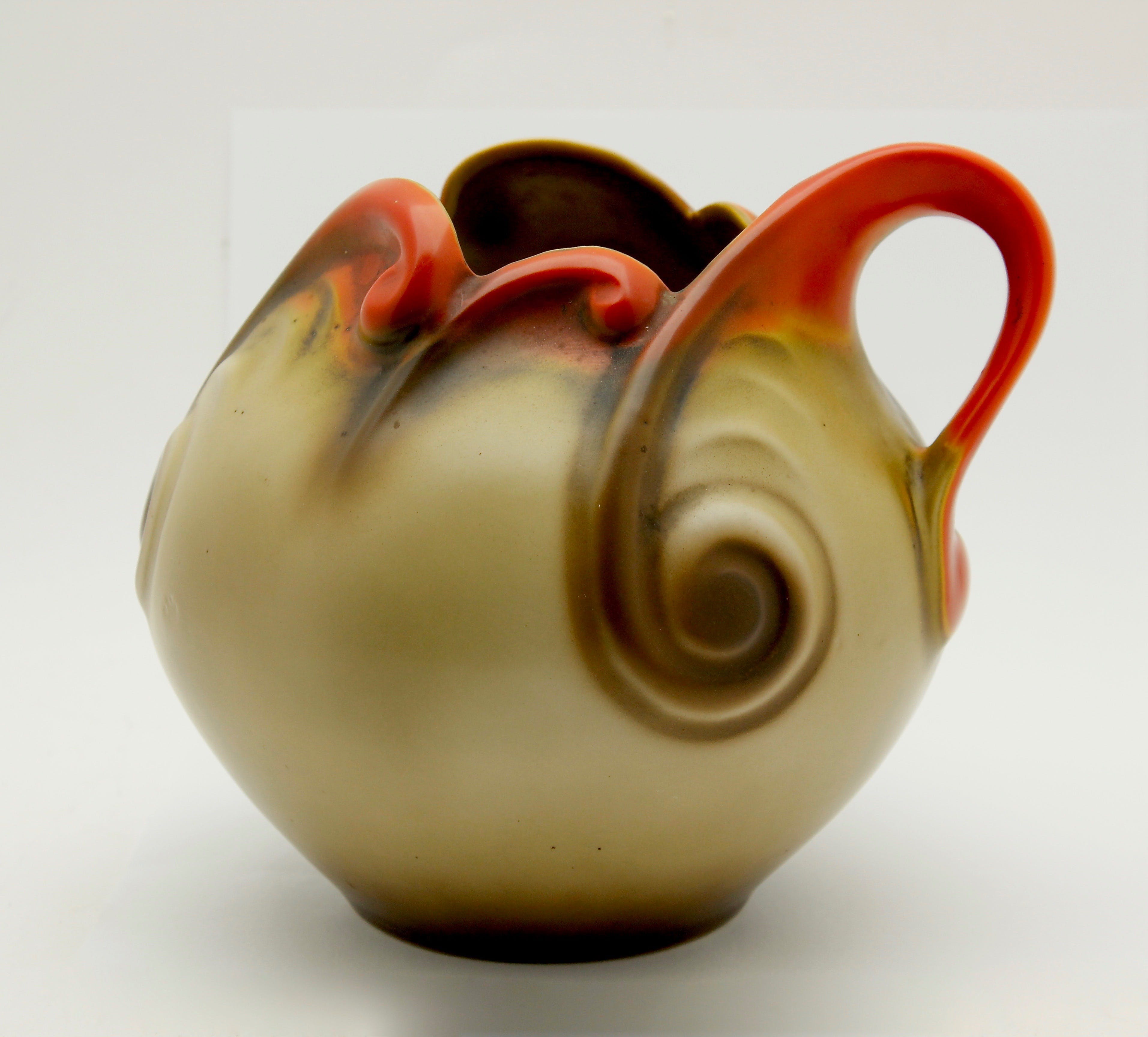 N.V. Porselein- en Tegelfabriek Mosa - Organisch vormgegeven Art deco oorvaas kopen? Bied vanaf 29!