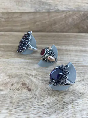 Een Lotje van drie zilveren ringen met kleursteen kopen? Bied vanaf 39!