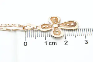 68 - Sierlijke 14 karaat rosé gouden collier met kruishanger kopen? Bied vanaf 140!