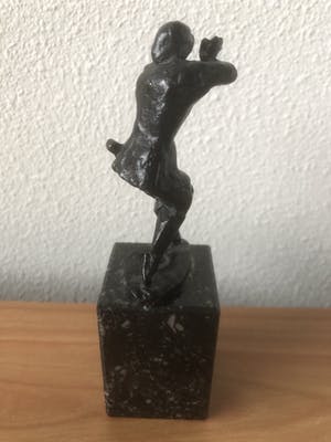 Brons (Onbekend) - Massief gesigneerd bronzen beeldje op zwart marmeren sokkel. kopen? Bied vanaf 35!