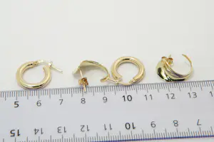 15 - Twee (2) paar 14krt geel gouden oorsieraden - creolen en bladeren kopen? Bied vanaf 170!