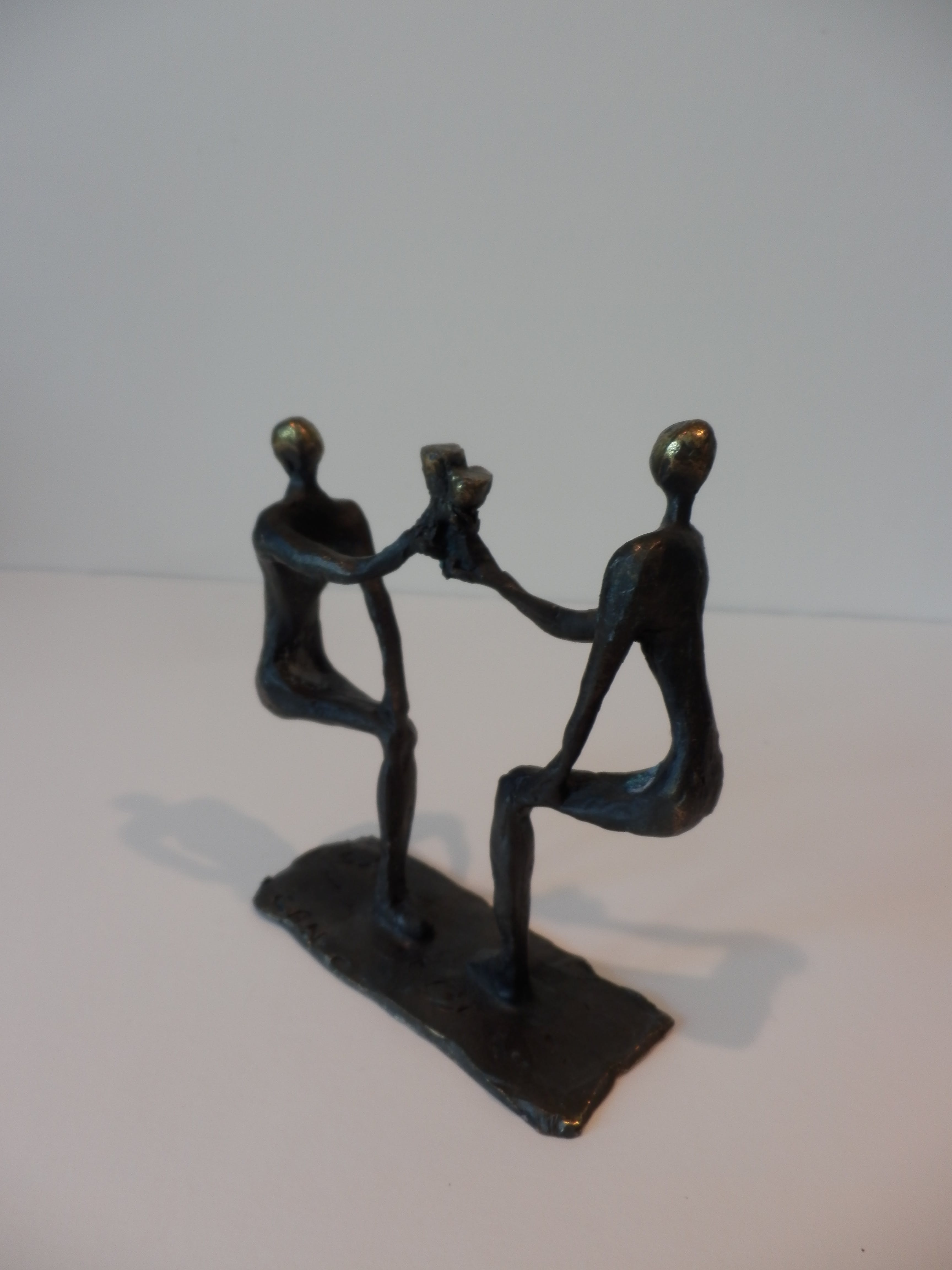 Niet of onleesbaar gesigneerd -  BRONZEN BEELDJE -- TWEE DRINKERS  kopen? Bied vanaf 1!