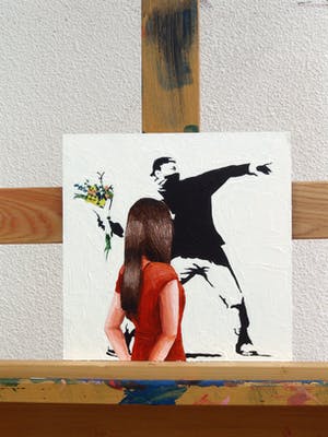 Gerard Boersma - Flower Thrower (Vrouw kijkend naar schilderij van Banksy) kopen? Bied vanaf 75!