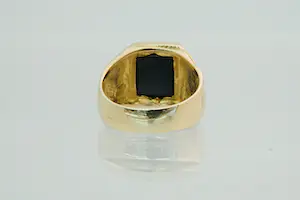 54 - Fraai bewerkte 18Kt geel gouden ring met cabuchon geslepen kleursteen kopen? Bied vanaf 480!