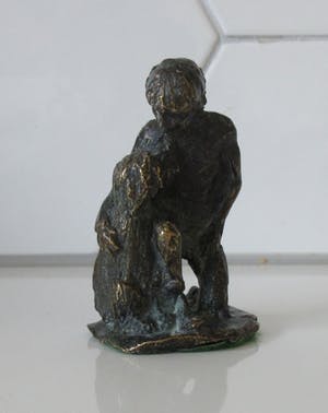 Niet of onleesbaar gesigneerd - Bronzen beeldje van een jongemanen zijn hond kopen? Bied vanaf 10!