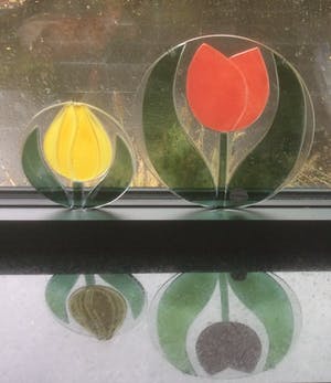 Niet of onleesbaar gesigneerd - TWEE GLAZEN RAAMHANGERS MET TULP kopen? Bied vanaf 1!