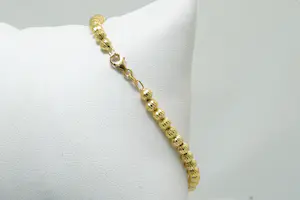 83 - Elegante 18Krt geelgouden armband met gegraveerde balletjes kopen? Bied vanaf 260!
