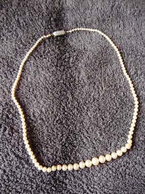 parelketting met zilveren slotje (gemerkt 835) 3 steentjes in slot verkocht voor € 50!