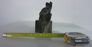 Lia van Vugt - Vrouwelijk brons figuur zittend op steen kopen? Bied vanaf 80!