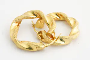 138 - Paar grote 18 karaats gouden gedraaide oorringen - gefaseerde afwerking kopen? Bied vanaf 260!