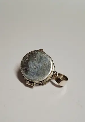 Buy Traditioneel handgemaakt en fijn bewerkt zilveren medaillon of gebedsdoosje? Bid from 65!