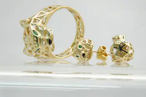 80 - Aparte opengewerkte 18krt geelgouden SET van panter ring en oorstekers kopen? Bied vanaf 400!