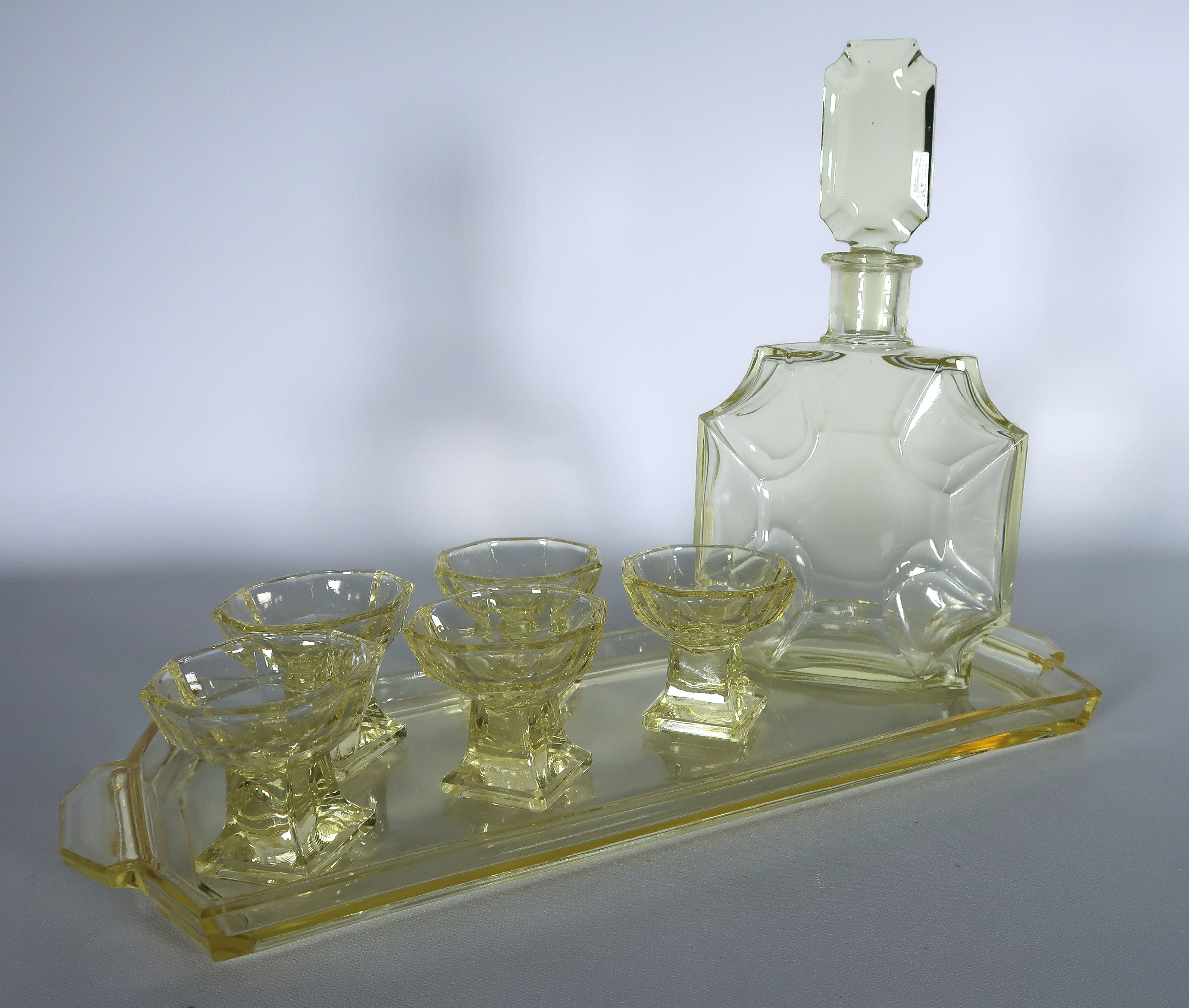 Niet of onleesbaar gesigneerd - Glas, Geel likeurstel verkocht voor € 1!