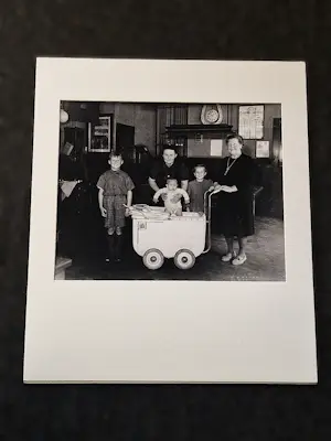 Buy Ben van Meerendonk - originele jaren 50 foto "Amsterdam - familie in cafe Insulindeweg"? Bid from 43!