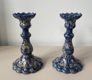Niet of onleesbaar gesigneerd - C.M. Biagioli Gubbio - Twee hand gedecoreerde Majolica kandelaren kopen? Bied vanaf 1!